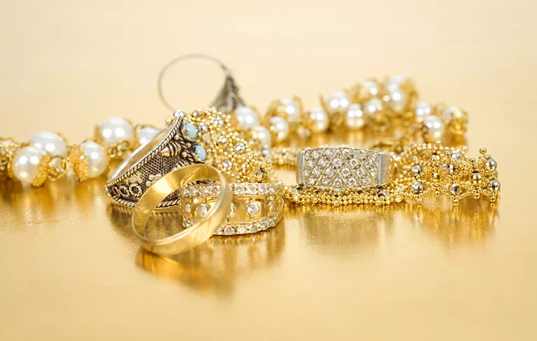 złota i srebrna biżuteria